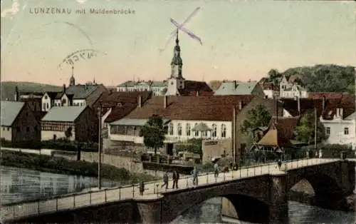 Ak Lunzenau in Sachsen, Blick auf die Muldenbrücke, Passanten