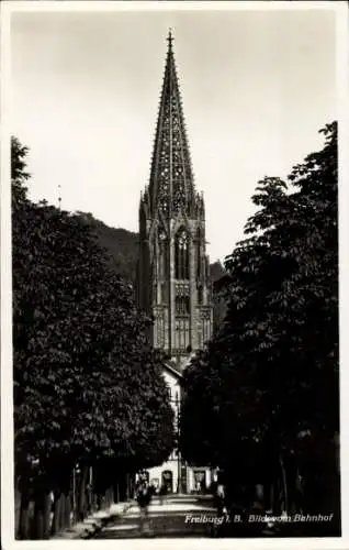 Ak Freiburg, Blick vom Bahnhof auf Kirchturm, Allee