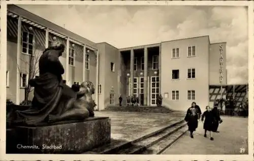 Ak Chemnitz in Sachsen, Stadtbad, Skulptur