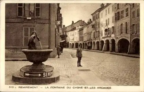 Ak Remiremont Lorraine Vosges, Fontaine du Cygne, les Arcades