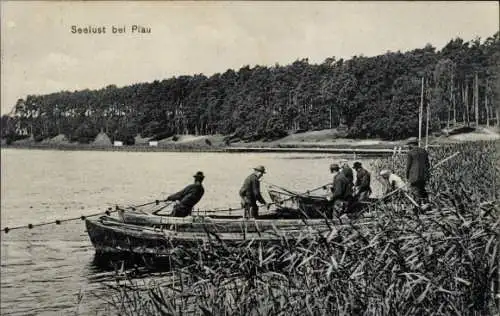 Ak Seelust Plau am See Mecklenburg, Männer in Ruderbooten am See