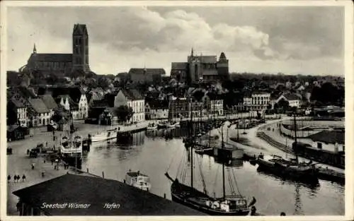 Ak Wismar in Mecklenburg, alter Hafen, Boote, Stadtansicht, St. Nikolai u. Marienkirche