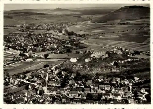 Ak Bopfingen am Ipf Ostalbkreis, Fliegeraufnahme, Schlossberg mit Ruine Flochberg