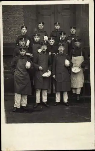 Foto Ak Deutsche Soldaten in Uniformen, Küchenschürze, Schüssel, Kaiserzeit