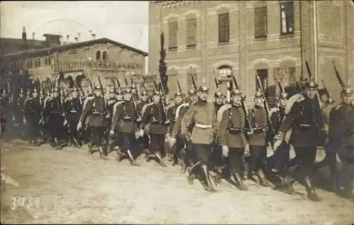 Foto Ak Braunschweig in Niedersachsen, Deutsche Soldaten in Uniform, Marsch, Kaiserzeit