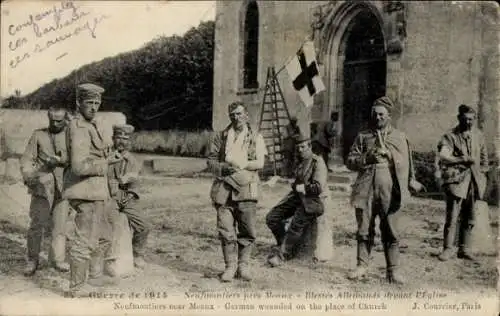 Ak Neufmoutiers Seine et Marne, Blesses allemands sur la place de l'Eglise, verwundete dt. Soldaten