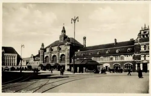 Ak Lübeck in Schleswig Holstein, Bahnhof, Straßenseite, Pasanten