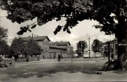 Ak Angermünde, Bahnhof, Omnibus, Vorplatz