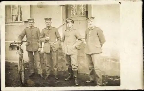 Foto Ak Deutsche Soldaten in Uniformen, Leib Grenadier Regiment 8, Fahrrad, I WK