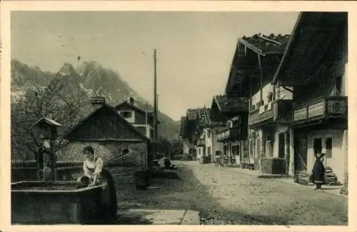 Ak Garmisch Partenkirchen in Oberbayern, Frau am Brunnen