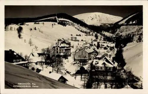 Ak Pec pod Snezkou, Blick auf den Ort im Winter, Berge