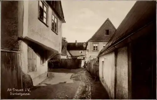 Ak Treuen Vogtland, Altstadt, Dunkelgasse, Gebäude