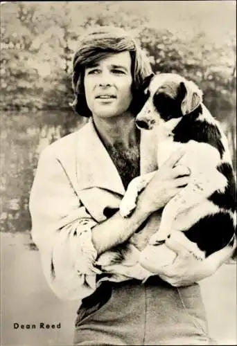 Ak Schauspieler Dean Reed mit Hund im Arm, DEFA