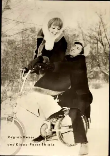 Ak Schauspielerin Regina Beyer, Schauspieler Klaus-Peter Thiele, Portrait auf Fahrrad