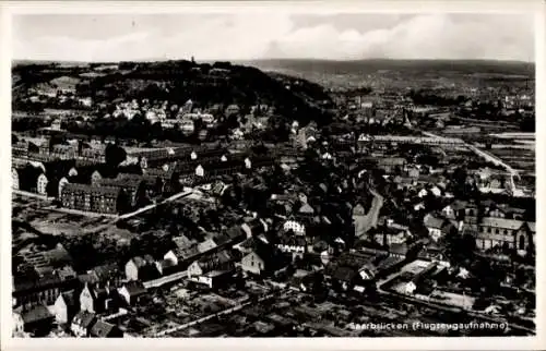 Ak Saarbrücken im Saarland, Gesamtansicht, Fliegeraufnahme