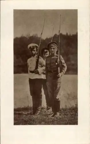 Ak Zarewitsch Alexei Nikolajewitsch Romanow, Portrait in Uniform, Gewehre, Cousins