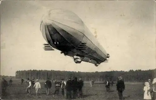 Ak Zeppelin Luftschiff LZ 6, Z III, Landung auf dem Zeppelin-Werftplatz, Bundesrat u. Reichstag 1909