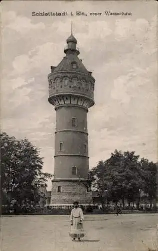 Ak Sélestat Schlettstadt Elsass Bas Rhin, neuer Wasserturm, Einheimische in Tracht