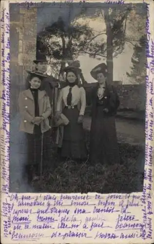 Foto Ak Novezan Drôme, Mann, drei Frauen in Kleider