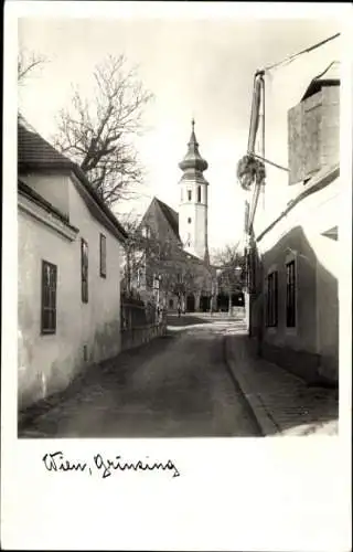 Ak Wien 19. Döbling, Grinzing, Straßenpartie, Kirchturm