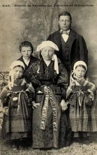 Ak Moncontour, Familie in französischer Tracht