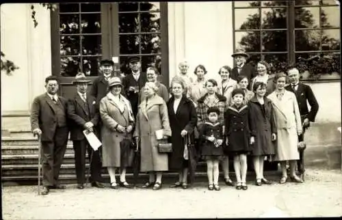 Foto Ak Personen vor einem Gebäude, Gruppenaufnahme