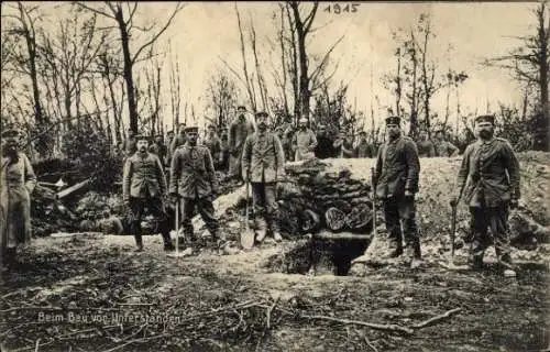 Ak Deutsche Soldaten in Uniformen beim Bau von Unterständen, I WK