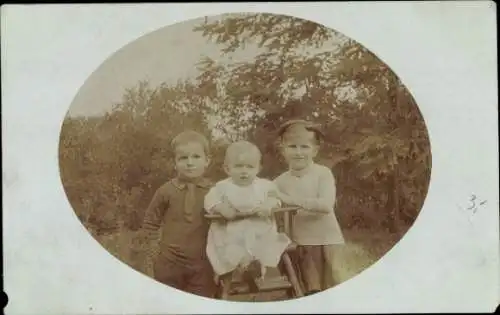 Foto Ak Konojad Posen, Drei Kinder, Kleinkind im Hochstuhl