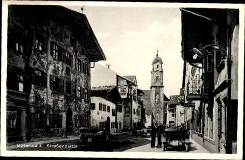 Ak Mittenwald in Oberbayern, Straßenpartie, Kirche