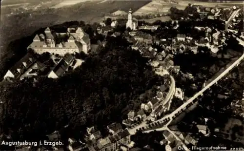 Ak Augustusburg im Erzgebirge, Fliegeraufnahme, Schloss