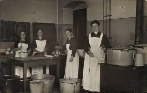 Foto Ak Kaiserslautern in der Pfalz, Frauen in der Küche, Köchinnen, Kochtopf, Tisch