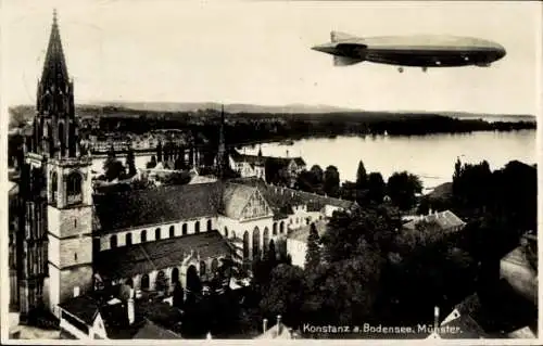 Ak Konstanz am Bodensee, Blick auf Stadt und Münster, Zeppelin