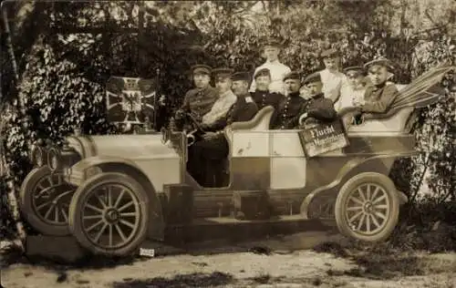 Foto Ak Munster im Heidekreis, Flucht aus Truppenübungsplatz Munsterlager, Automobil, Soldaten