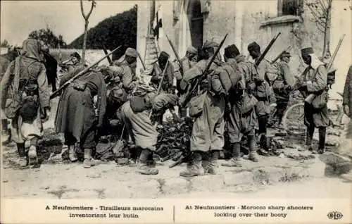 Ak Neufmontiers Seine-et-Marne, Tirailleurs marocains inventoriant leur butin