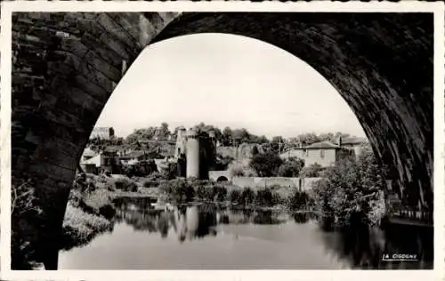 Ak Parthenay Deux Sèvres, La porte Saint-Jacques, vue du Pont Neuf