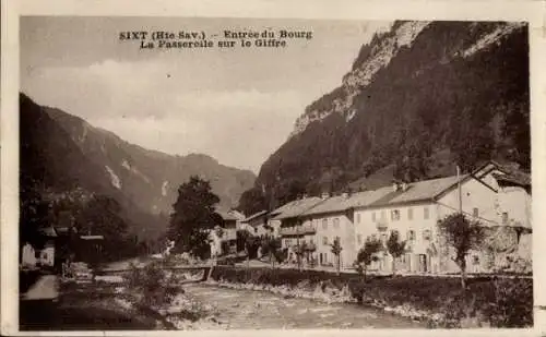 Ak Sixt Haute Savoie, Dorfeingang, Fußgängerbrücke über die Giffre