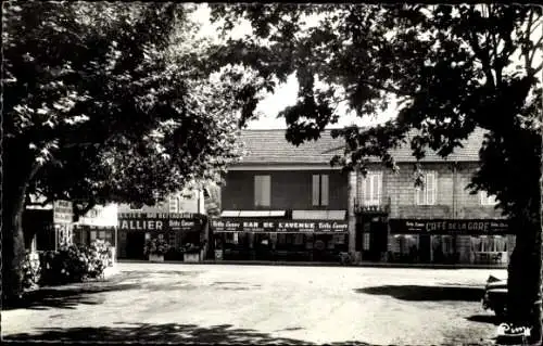 Ak Lalevade Ardeche, Place de la Gare, Café, Bar de l'Avenue, Geschäfte