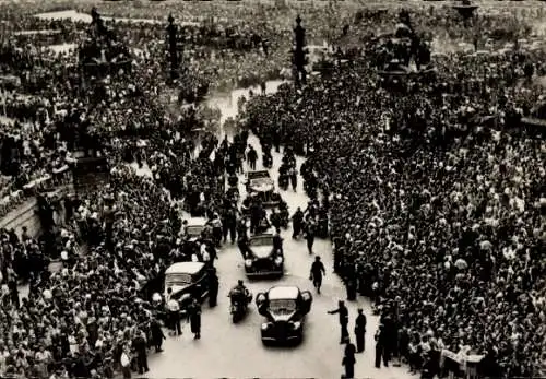 Ak Paris Frankreich, Siegesparade zur Befreiung der Stadt, Le cortege officiel Place de la Concorde