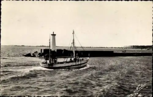 Ak Le Grau d'Agde Hérault, Trawler kehrt in den Hafen zurück