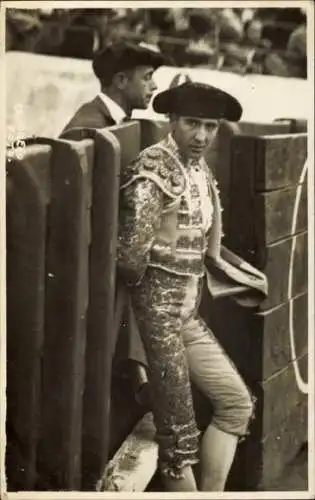 Ak Stierkampf, Torero in Tracht, Zuschauer, Stadion