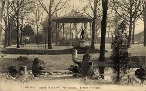 Ak Charleville Mézières Ardennes, Square de la Gare, Rustikale Brücke, Kiosk