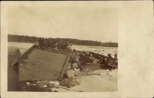 Foto Ak Wilmitz ?,  Winteransicht, zerstörte Brücke, I WK