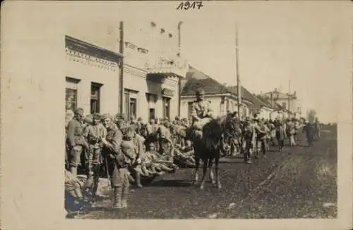 Foto Ak Fronttruppen, Straßenpartie, Soldaten