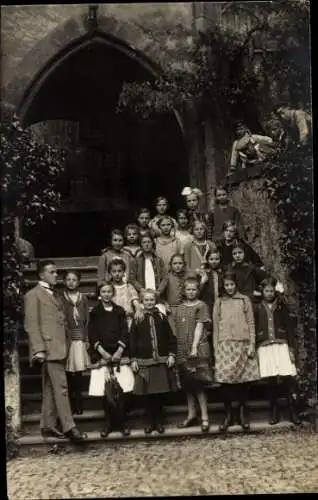 Foto Ak Gruppenbild der Kinder, Treppen, Gebäude