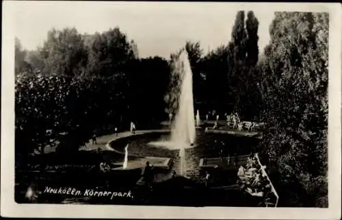 Foto Ak Berlin Neukölln, Körnerpark, Wasserfontäne