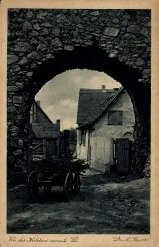 Ak Zwingenberg an der Bergstraße in Hessen, von der Holzlese zurück, Blick durch Tor, Dr. A. Sauer