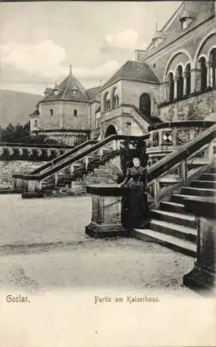 Ak Goslar am Harz, Kaiserhaus, Frau auf der Treppe