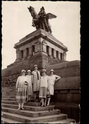 Foto Ak Koblenz am Rhein, Deutsches Eck, Denkmal, Frauengruppe