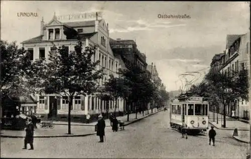 Ak Landau in der Pfalz, Ostbahnstraße, Hotel zum Kronprinz, Straßenbahn Nr. 3, Passanten