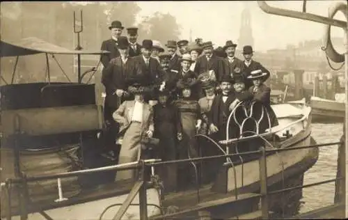 Foto Ak Hamburg Mitte Altstadt, Boot, Gruppenbild